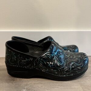 Dansko Professional Blue and Silver Damask Floral Vine Clogs Size 39